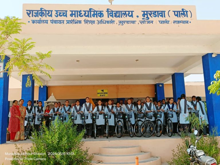 साईकिल पाकर बालिकाओं के खिले चेहरे