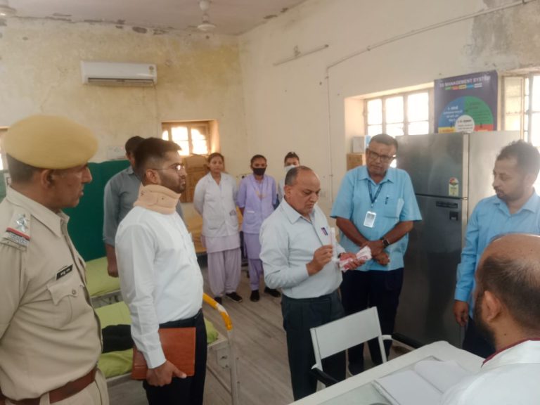 संम्भागीय आयुक्त एवं जिला कलक्टर ने जिला अस्पताल का किया निरीक्षण देखी चिकित्सा व्यवस्थाए वार्डो में ठण्डे कूलरों की रखें पर्याप्त व्यवस्था बेहतर हो सफाई व्यवस्था