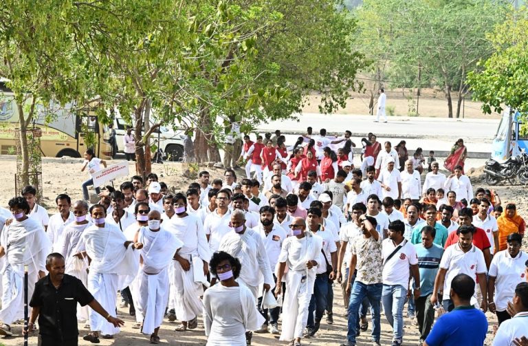 12 कि.मी. का विहार कर देउलगांव राजा में पधारे तेरापंथ के सरताज