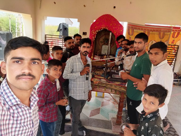 खड़ी सप्ताह में गायक 24 घंटे खड़े रहकर दे रहे हैं भजनों की प्रस्तुतियां