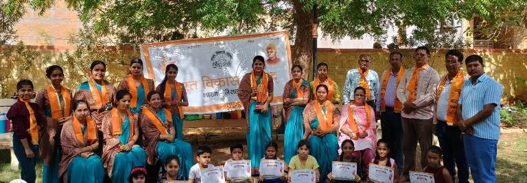 नन्हें मुन्ने बालकों ने किया शिक्षकों का वंदन