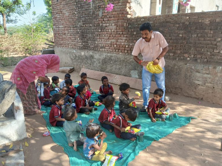 समाजसेवी राठौड़ कि सातवीं पुण्यतिथि पर वनवासी बच्चों को फल अल्पाहार एवं शिक्षण सामग्री का वितरण किया