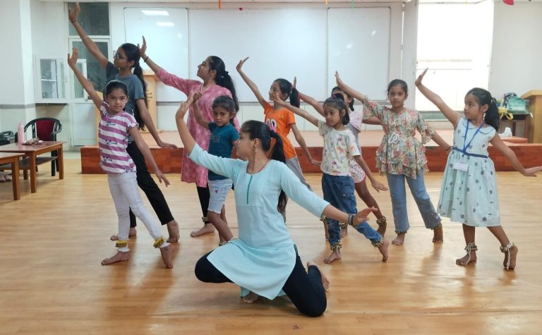 बच्चे सीख रहे कथक नृत्य कला के गुर