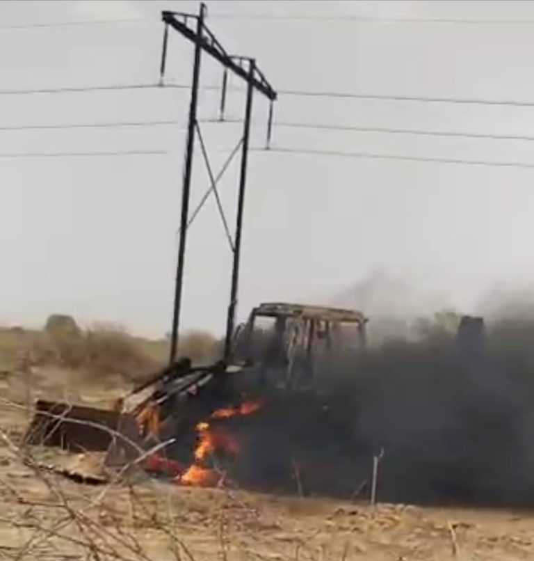 इंद्रोका में गर्मी से जेसीबी में लगी आग