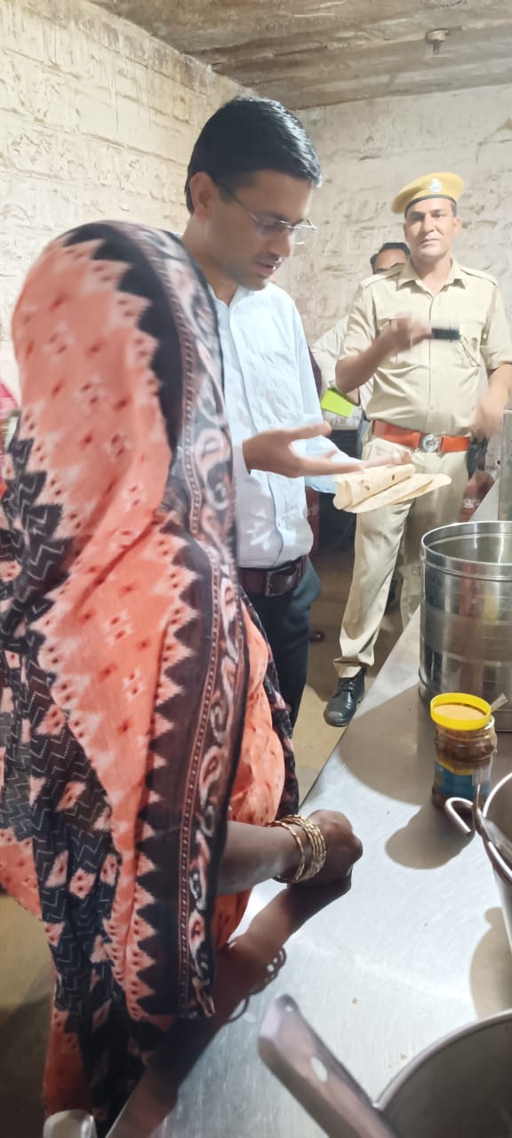 बालोतरा जिला कलक्टर ने किया श्री अन्नपूर्णा रसोई का निरीक्षण