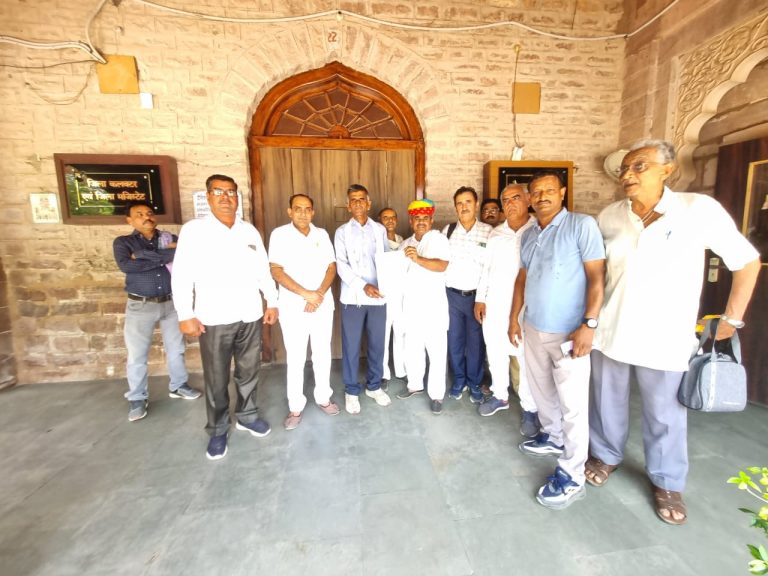 ऑनलाइन हाजिरी का जताया विरोध, ज्ञापन सौंपा