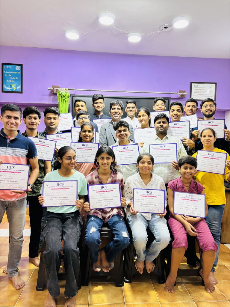 कॉन्फिडेंट पर्सनेलिटीज ट्रेनिंग पूरी होने पर बांटे सर्टिफिकेट