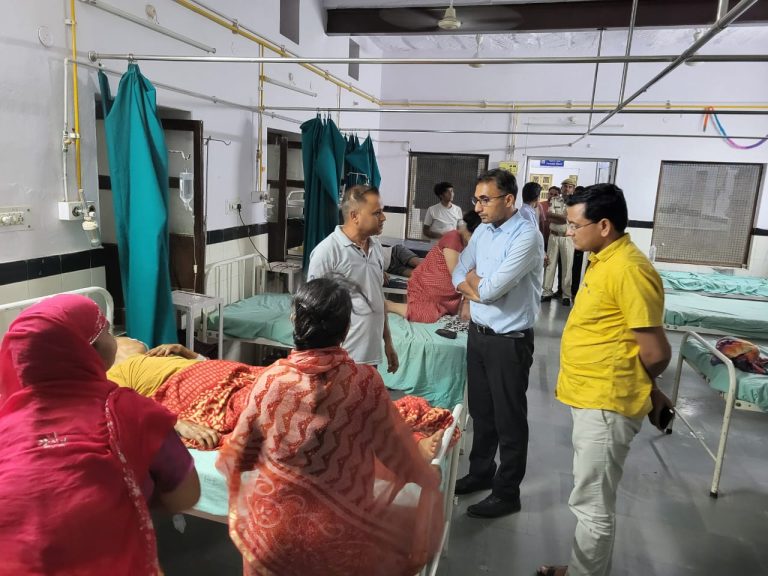 जिला कलक्टर ने किया औषधि नियंत्रक कार्यालय का निरीक्षण