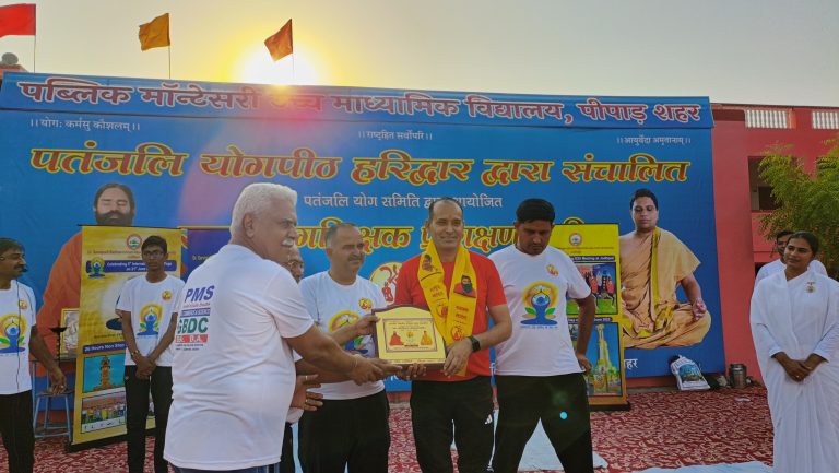 आयुर्वेद विवि ने ग्रामीणों को करवाया योगाभ्यास