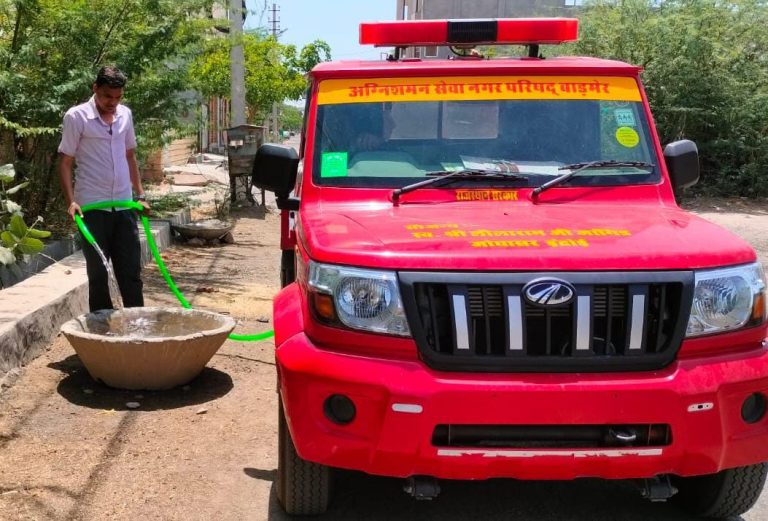 बाड़मेर नगर परिषद ने शुरू की पशुओं के लिए पानी की खेलियां