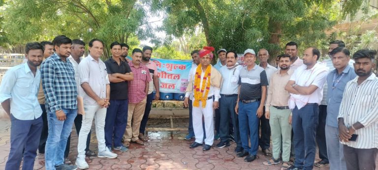 रेलयात्रियों को पेयजल सुविधा पर जय श्री कृष्णा ग्रुप ने किया धवन का स्वागत