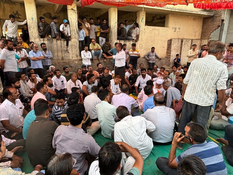 नाना में बिजली कटौती से ग़ुस्सा लोग ट्रांसफ़ॉर्मर बदलने पर तोड़ी भूख हड़ताल