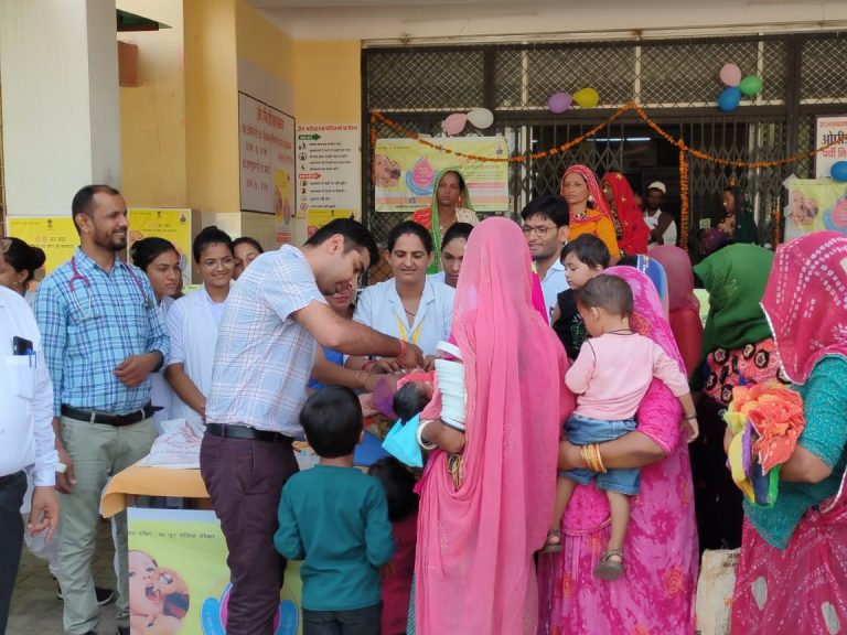 जवाहिर चिकित्सालय जैसलमेर में विधायक छोटूसिंह भाटी व जिला कलक्टर प्रतापसिंह ने शिशुओं को पोलियो की दवा पिलाई
