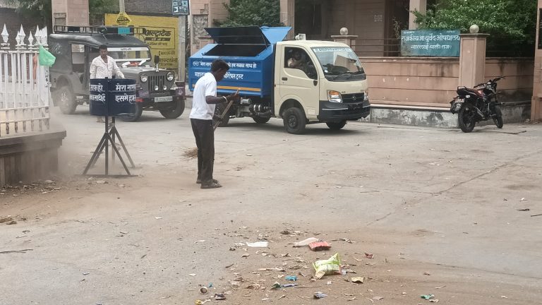 स्वच्छ भारत अभियान के तहत देव नगरी नारलाई में महाराजा स्वरूप सिंह चैरिटेबल ट्रस्ट द्वारा सफाई अभियान का आगाज – मेड़तिया 