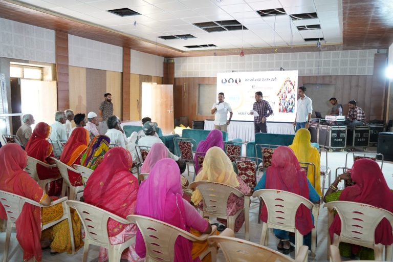 प्रधानमंत्री आवास योजना के लाभार्थियों के साथ किया आयुक्त सिंह ने संवाद