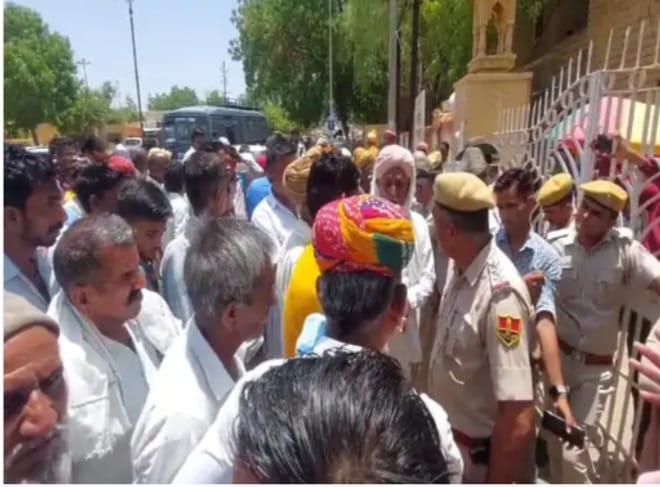 किसानों ने सहकारी समितियों के संचालकों खिलाफ की कार्रवाई की मांग