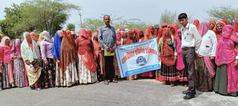 बाल विवाह रोकथाम, महिलाओ के अधिकार, बाल श्रम अधिनियम के बारे में मनरेगा के श्रमिकों को दी जानकारी 