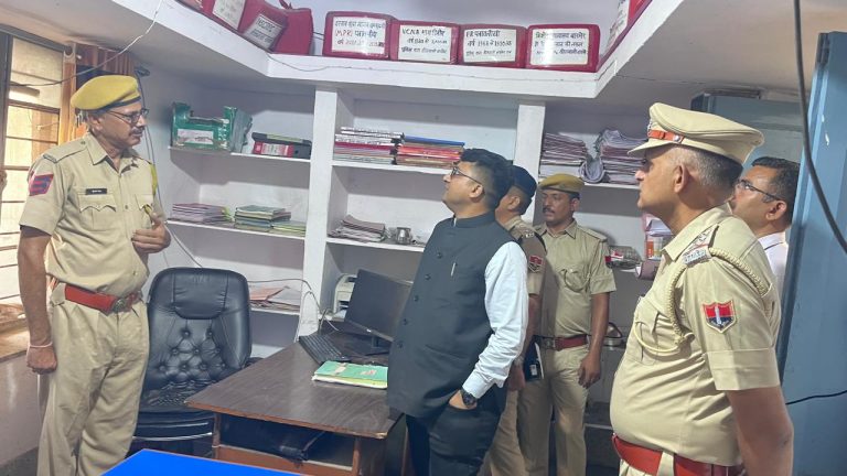 जिला कलक्टर निशांत जैन ने कोतवाली एवं उपखंड अधिकारी कार्यालय का किया निरीक्षण