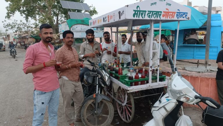 गर्मी से राहत पाने के लिए लोग बर्फ का गोला खा रहा है 