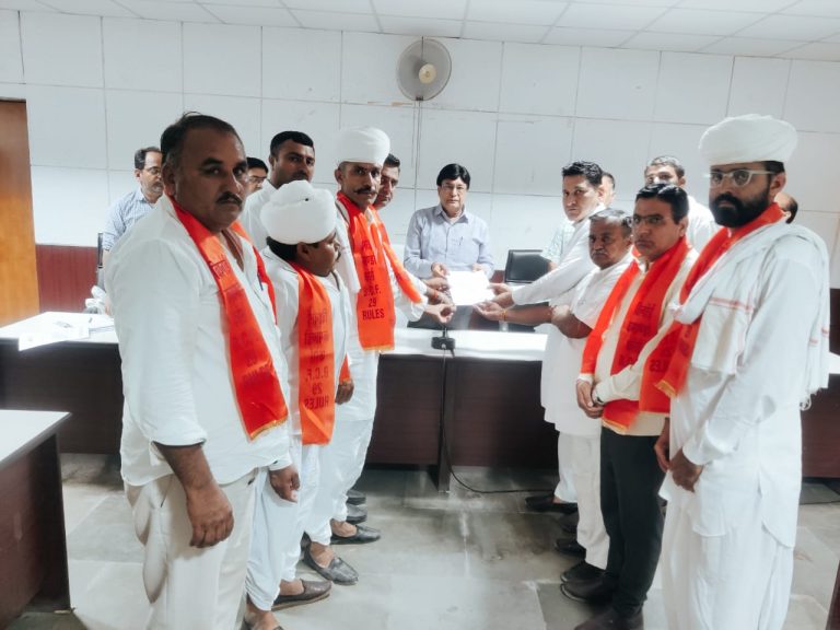 माचिया बॉयलोजिकल पार्क में 13 काले हिरणों की मौत प्रकरण में विभागीय लापरवाही को लेकर वन्यजीव प्रेमियों ने सद्बुद्धि यज्ञ कर दिया धरना