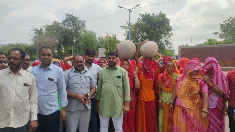 पानी की मांग को लेकर प्रदर्शन, खाली मटकियां फोड़ी