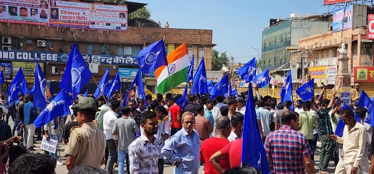 जोधपुर में बंद शांतिपूर्ण : बंद समर्थकों ने निकाली विशाल रैली, नई सडक़ पर रोका रास्ता, पुलिस घुमटी पर चढ़ कर लगाया झंडा
