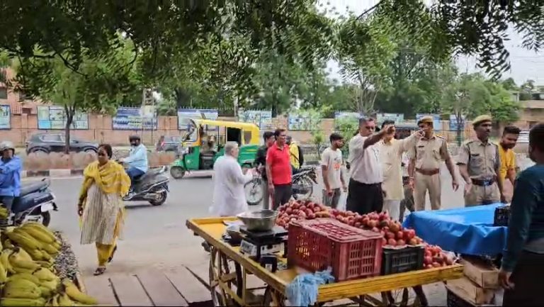 नगर निगम ने हटाए ठेले, महापौर भी पहुंची