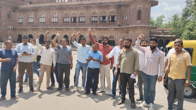 गंदे पानी के खिलाफ प्रदर्शन, ज्ञापन सौंपा