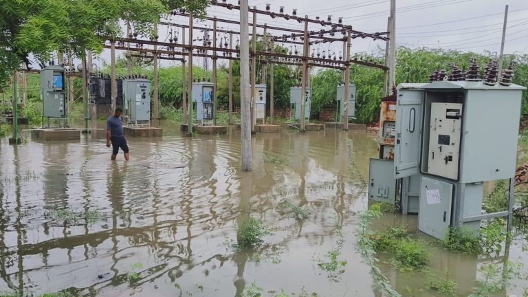 मुसलाधार बारिश से खेत, तालाब हुएं जलमग्न, धवा जीएसएस में भरा पानी