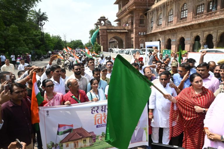 उपमुख्यमंत्री दियाकुमारी ने जिला प्रशासन द्वारा आयोजित तिरंगा यात्रा रैली को हरी झंडी दिखाकर किया रवाना
