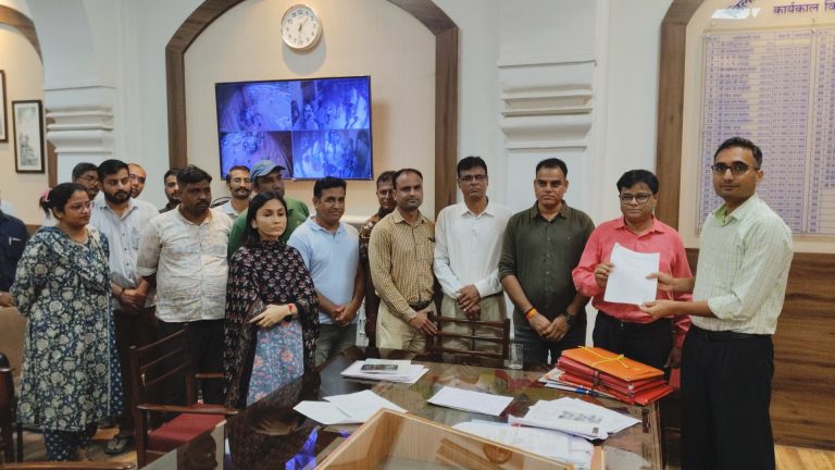 पदोन्नति यथावत रखने की मांग को लेकर किया कार्य बहिष्कार