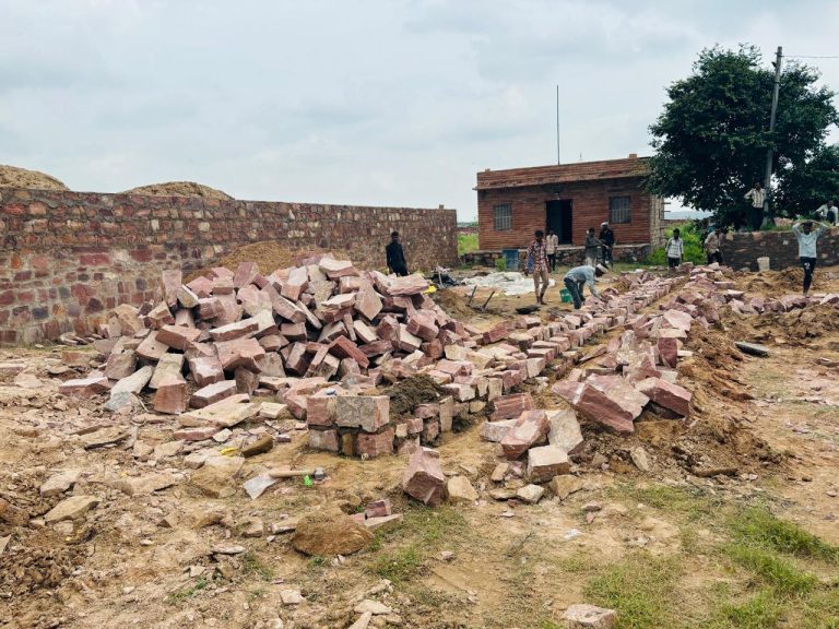 जेडीए दस्ते ने केरू में अवैध निर्माण करवाया बंद