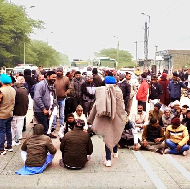 फैसले पर बढ़ता जनाक्रोश, हाईवे जाम