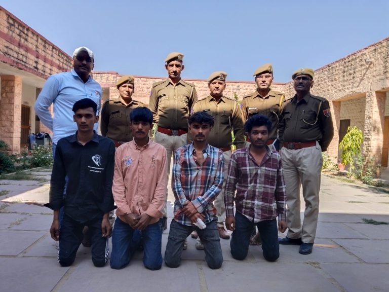लूट और चाकूबाजी की घटना का बारह घंटे में खुलासा