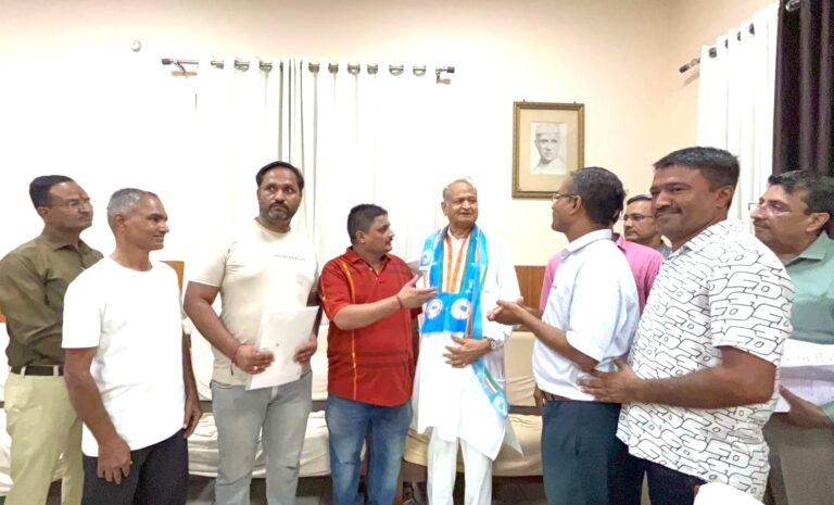 पूर्व मुख्यमंत्री अशोक गहलोत से मुलाकात कर क्षेत्रीय समस्याओं से अवगत कराया : दिनेश पिन्टु सारस्वत