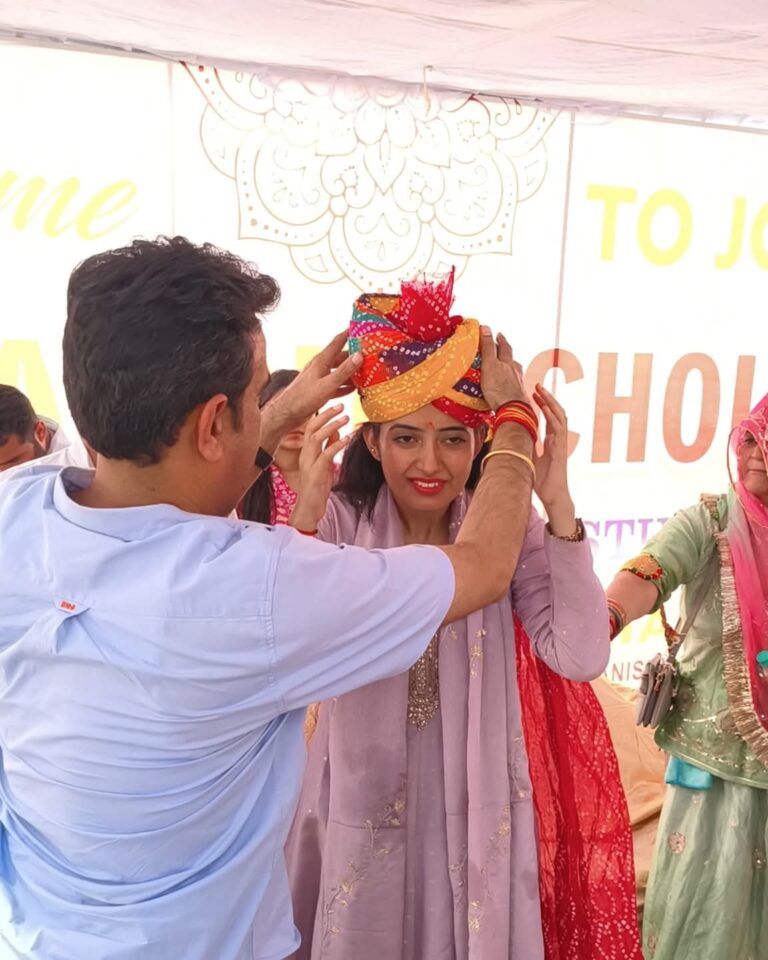 पूर्व विधायक महेन्द्र विश्नोई ने दिल्ली विश्वविद्यालय छात्रसंघ चुनाव में एनएसयूआई की अध्यक्ष पद की उम्मीदवार जोसलिन चौधरी का स्वागत किया