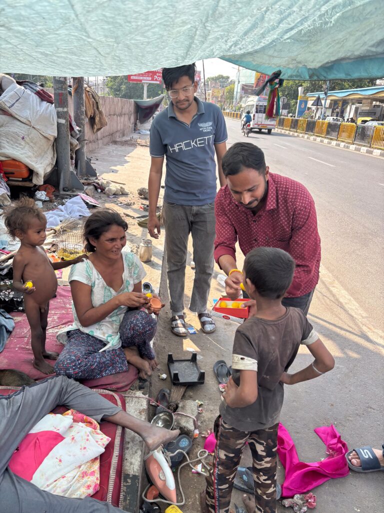 जरूरतमंदों के घरों में जलाई खुशियों की लौ